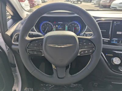 2026 Chrysler Pacifica — photo 17 view