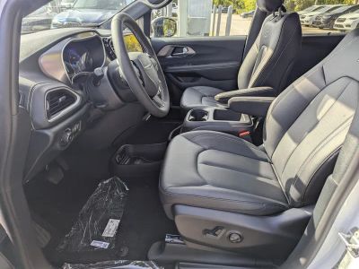 2026 Chrysler Pacifica — photo 13 view