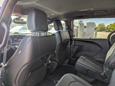 2026 Chrysler Pacifica — photo 10 view