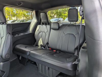 2026 Chrysler Pacifica — photo 7 view
