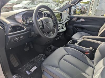 2026 Chrysler Pacifica — photo 14 view