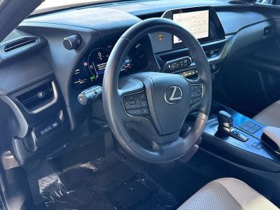 2025 Lexus UX — photo 9 view