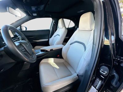 2025 Lexus UX — photo 20 view