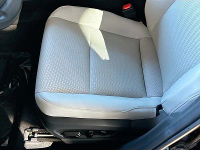 2025 Lexus UX — photo 18 view