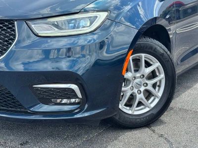 2023 Chrysler Pacifica — detail view