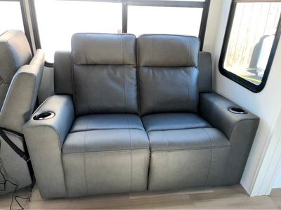 2026 Grand Momentum G-Class Fifth Wheel — photo 9 view