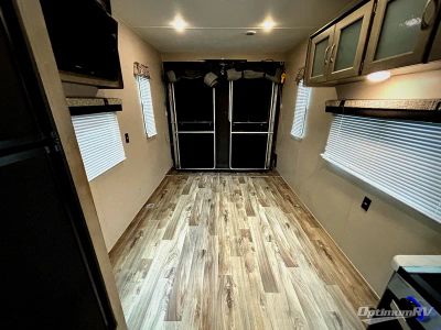 2020 Palomino Puma XLE Lite — interior view