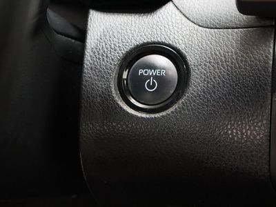 2025 Toyota Camry FWD - Photo 18