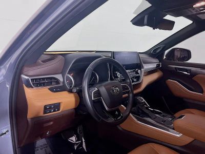 2022 Toyota Highlander — photo 8 view