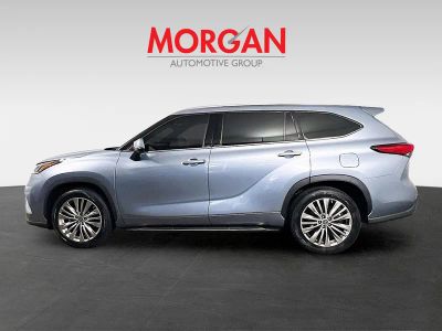 2022 Toyota Highlander — interior view