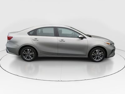 2024 Kia Forte — photo 8 view
