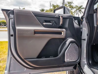 2025 GMC Hummer EV Pickup — photo 17 view