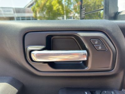 2025 Chevrolet Silverado 3500 HD Chassis Cab — photo 17 view