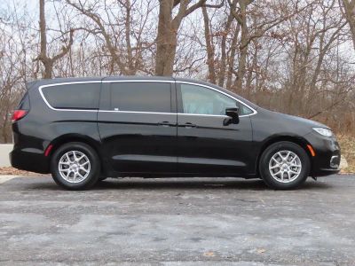 2024 Chrysler Pacifica — side profile view