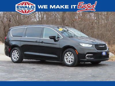 2024 Chrysler Pacifica Touring L in Diamond Black Crystal Pearlcoat — front three-quarter view