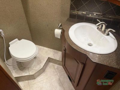 2016 Fleetwood RV Expedition — photo 37 view