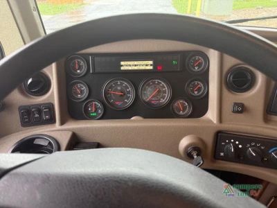2016 Fleetwood RV Expedition — photo 16 view