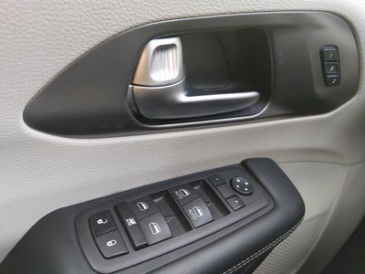 2023 Chrysler Pacifica — photo 19 view