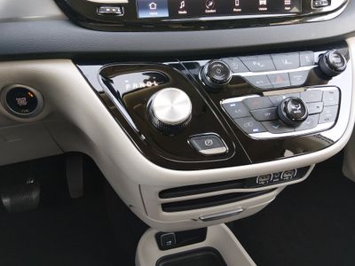 2023 Chrysler Pacifica — photo 13 view