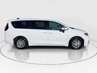 2023 Chrysler Pacifica — photo 8 view