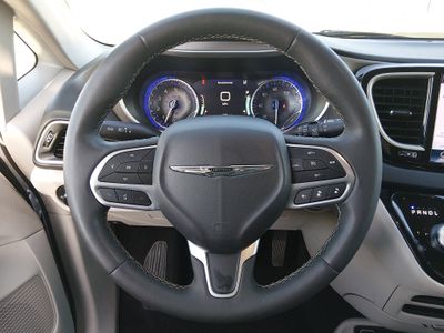 2023 Chrysler Pacifica — photo 12 view