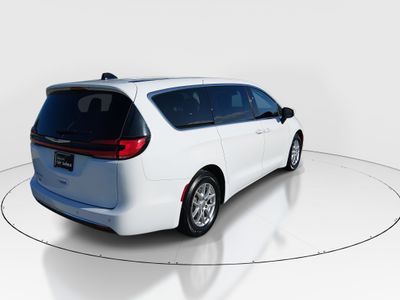 2023 Chrysler Pacifica — photo 7 view