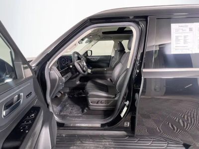 2025 INFINITI QX80 — photo 10 view