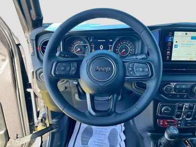 2026 Jeep Gladiator — photo 11 view