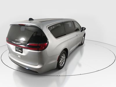 2024 Chrysler Pacifica — photo 7 view
