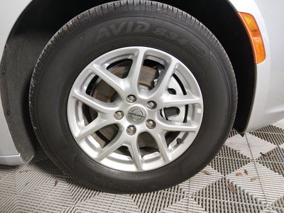 2024 Chrysler Pacifica — photo 10 view