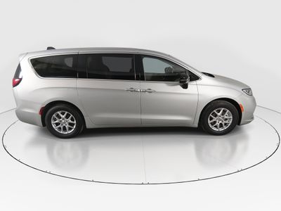 2024 Chrysler Pacifica — photo 8 view