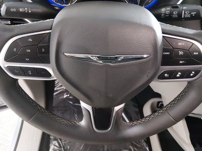 2024 Chrysler Pacifica — photo 12 view