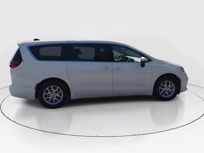 2023 Chrysler Pacifica — photo 8 view