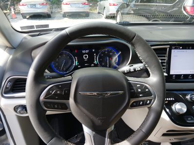 2023 Chrysler Pacifica — photo 12 view