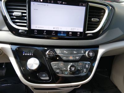 2023 Chrysler Pacifica — photo 13 view