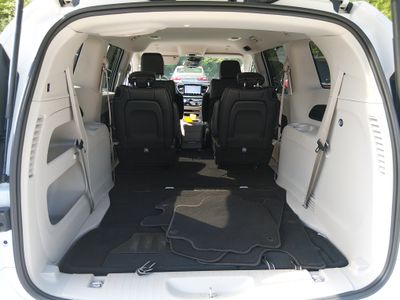 2023 Chrysler Pacifica — photo 11 view