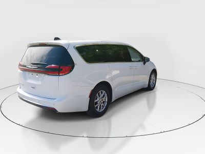 2023 Chrysler Pacifica — photo 7 view