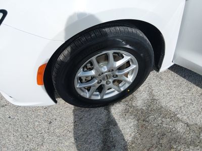 2023 Chrysler Pacifica — photo 10 view