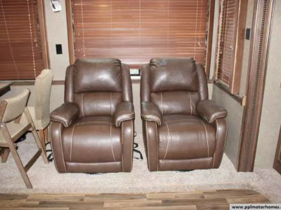 2016 Keystone 3591RS — photo 32 view