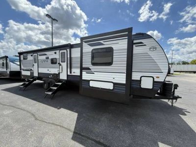 2027 Palomino PUMA 32BHQS — front three-quarter view