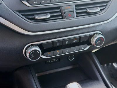 2022 Nissan Altima — photo 12 view