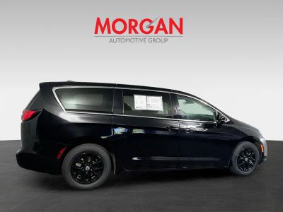 2024 Chrysler Pacifica — side profile view
