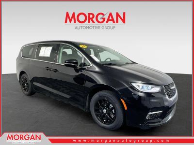 2024 Chrysler Pacifica Touring L in Diamond Black Crystal Pearlcoat — front three-quarter view