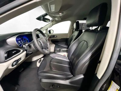 2024 Chrysler Pacifica — photo 12 view