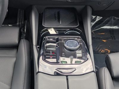 2025 BMW 5 Series — photo 18 view
