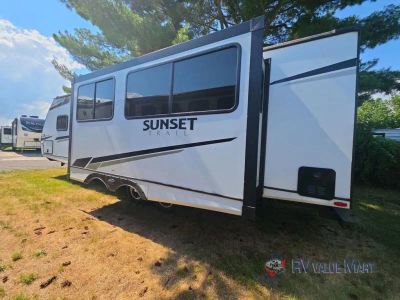 2024 CrossRoads RV Sunset Trail — interior view