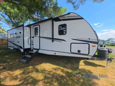 2024 CrossRoads RV Sunset Trail — front three-quarter view
