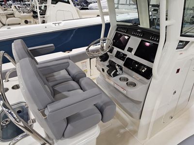 2025 Boston Whaler 250 OUTRAGE - Photo 8