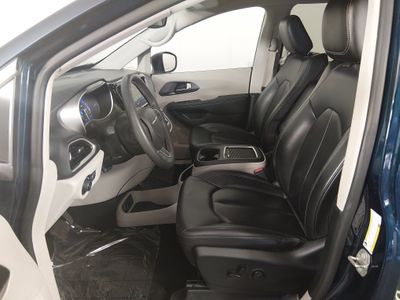 2023 Chrysler Pacifica — photo 20 view