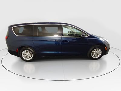 2023 Chrysler Pacifica — photo 8 view